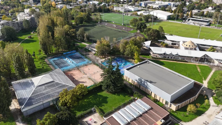 2 pistes de padel, environ 750m² de surfaces sportives