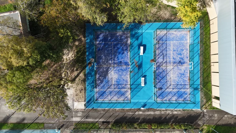 2 pistes de padel, environ 750m² de surfaces sportives