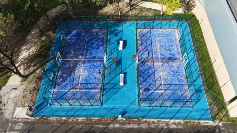 2 pistes de padel, environ 750m² de surfaces sportives