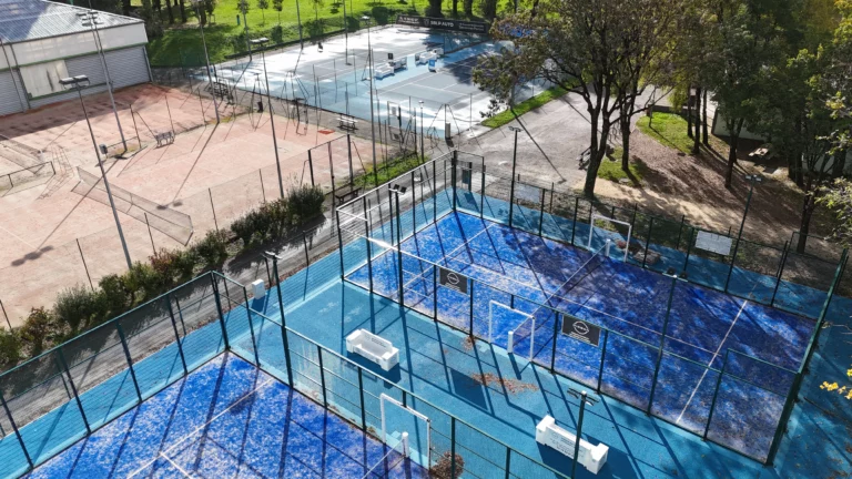 2 pistes de padel, environ 750m² de surfaces sportives