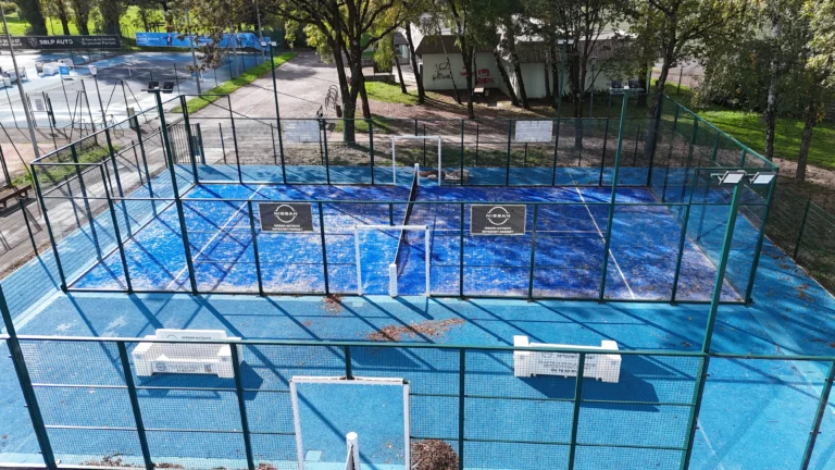 2 pistes de padel, environ 750m² de surfaces sportives