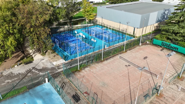 2 pistes de padel, environ 750m² de surfaces sportives